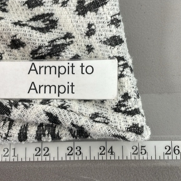 Vince Camuto Sweater Women’s X Large Grey White Leopard Print V-Neck Metallic - Picture 12 of 13